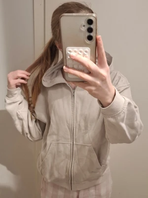 Hoodie - Säljer en beuge zip-up hoodie från H&M.