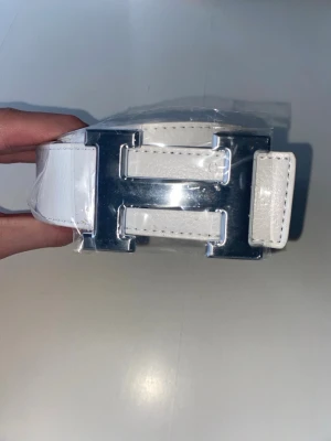 Vitt H bälte - Riktigt bra kvalité, helt nytt 