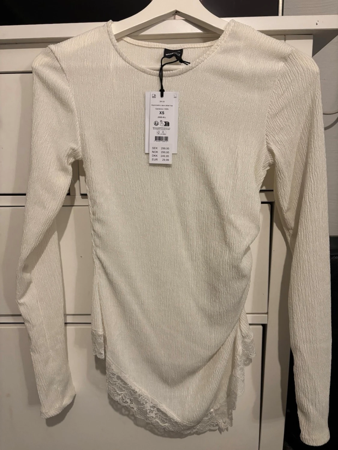 Vit asymmetrisk blus med spets från Gina Tricot