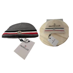 Moncler grå mössa beig moncler mössa - Säljer helt nya mössor oanvänd, Storlek One size Fraktar snabbt inom 24h efter köp.Ställ gärna din fråga.