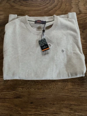 Beige stickad Morris XL - Snygg beige tröja från Morris i storlek XL, nypris 1399kr. Mitt pris 800kr. Kan gå ner i pris vid snabbäffär.