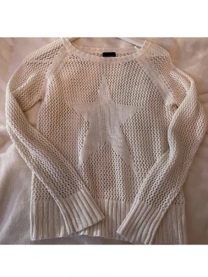 Vit stickad tröja med stjärna - Säljer en vit stickad tröja med en stjärna på i storlek S. 