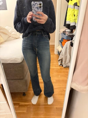 Utsvängda jeans med hög midja - Har knappt använt har inga speciella märke