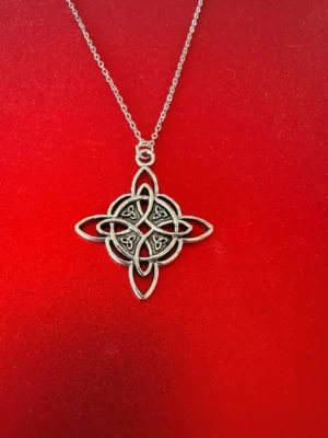 Keltisk knut halsband  - Halsband skapat av mig och dottern.  Halsband som inte är i äkta silver/guld. Kedja är oftast 50cm men kan ibland komma i 45cm. Kedja är rostfritt stål, berlock oftast i zinklegering men kan även det i vissa fall vara rostfritt stål. Be gärna om mått på berlock om detta är viktigt då bilderna är missvisande när det gäller hur stora dom är! 🌹❤️  Allt är nytt även om de kan stå ”mycket bra skick” , detta mest för att Vinted inte ska fundera på varför jag bara har nya saker .  Bud accepteras inte 🥰🌹