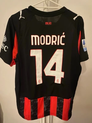 Luka Modric AC Milan fotbollströja  - Modric 14 fotbollströja. Helt ny med tag! Nyckelring följs med! Storlek Medium