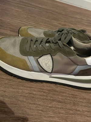 Philippe model skor  - Jätte fina skor som är i jätte bra skick använd inte så många gånger och har inte lådan till dom 