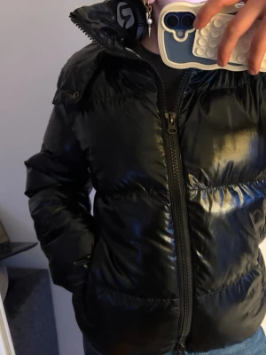 Svart pufferjacka TPDY XS - Vinter jacka frän märket True Prodigy som är köpt pa zalando, nästan nyskick da jag knappt hann anända den då jag köpte en ny jacka jag föredrar mer. Nypris: runt 1700- 2000kr Stl xs/s