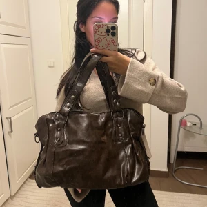 Väska - Så snygg och rymlig väska i mjukt PU-läder 💕 Perfekt nu till vintern och för skolan eller jobbet!! 