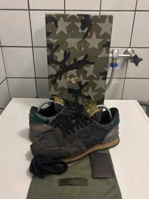 Valentino Rockrunners sneakers  - Valentino skor i bra skick, storlek 40/5 och box,snören,dustbag och knappar ingår, skriv vid fler frågor