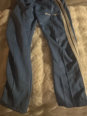 Blå Palm Angels trackpants med vit rand - Säljer mitt ex palm angels byxor, tvätta innan användning för er egen säkerhet⚠️⚠️