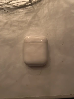 Apple AirPods (2nd generation) - Säljer ett par Apple AirPods (2nd gen) med laddningsetui. Hörlurarna är trådlösa och fungerar med både iPhone och andra Bluetooth-enheter. Skick: begagnade, med mindre repor och smuts på etuiet, men i fullt fungerande skick. Perfekt för musik, samtal och träning.
