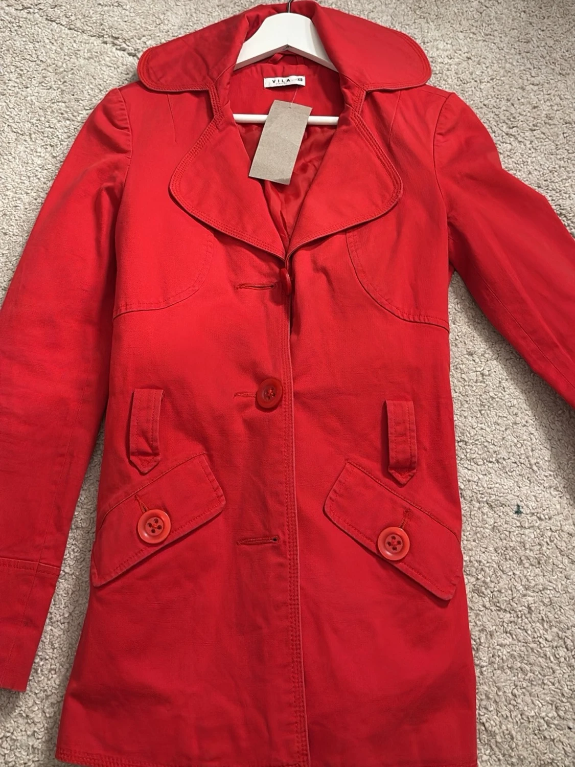 Röd trenchcoat från Vila med bälte - 1