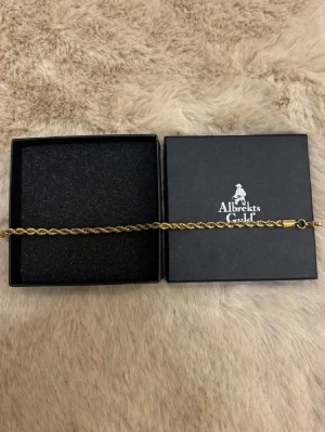 Kordell armband - Säljer ett exklusivt guld kordellarmband från Arbet Guld. Tillverkat i äkta guld med klassisk kordelldesign som ger ett tidlöst och lyxigt intryck. Passar perfekt både till vardag och fest. Mycket fint skick. DM vid intresse eller frågor – pris kan diskuteras 💯(ops box tillkommer ej)