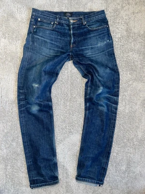 A.P.C. Japansk Selvedge Jeans - Skitsnygga Jeans från APC i japansk Selvedge. Jeansen har ännu inte tvättats för att få så fin naturlig wear som möjligt. Skit snygg naturlig wear redan och de är i bra skick. STRAGHT FIT 
