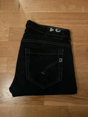 Dondup George Jeans - Riktigt feta dondup George jeans i storlek W31 och längden är 94cm. Passar dig som är runt 175 och nedåt. Svarta/marrinblåa. Kan gå ned i pris vid snabb affär. Skriv för fler frågor 😊
