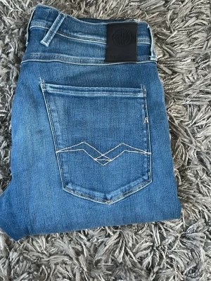 Replay anbass hyperflex - Säljer nu ett par replay anvass hyperflex i storlek 32/34, jeansen är i sjukt bra skick och endast använda fåtal gånger. Har du mer frågor är det bara att höra av dig