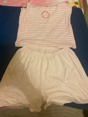 Ljusrosa pyjamas linne och shorts  - Säljer en söt ljusrosa pyjamas med shorts som har resår i midjan och ett linne. Ingen strl står men gissar på S och M