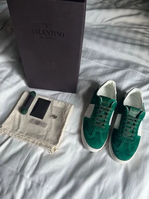 Valentino Flycrews Emerald Green - Valentino Flycrews - Färg: Emerald Green - Skick: 9,5/10 - Storlek: 41 passar upp till 42 - Defekter: Inga förutom att det fattas två nitar, en på varje sko - Tillbehör: Original box, två dustbags, extra skosnören, Valentino kuvert och 10 reserv nitar (extra nitarna är ej original) - Nypris: 7499 kr / AR Resell ⚜️