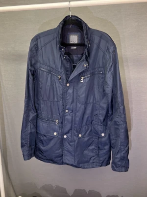 Field jacka S navy - Sjukt snygg marinblå fieldjacket! Size S kan även passa M! Modellen är 179. Hör av dig vid frågor eller funderingar. Annars går ”köp nu” jättebra 🙌🤩