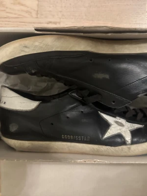 Golden goose - Ett par riktigt schyssta golden goose skor i färgen svart⚫️| Skick-7/10✅|Säljs väldigt billigt så först till kvarn!| Hör av er vid fler funderingar☁️