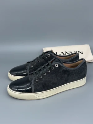 Lanvin Skor | 45 - Lanvin Elephant Grey i grymt skick! Storlek 11, passar 45. Nypris: 5000kr. Original dustbag ingår. Självklart äkta. Hör av er vid funderingar 🙌