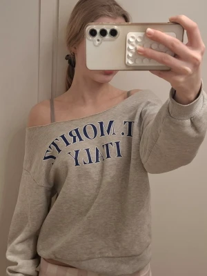 Hoodie - En fin grå hoodie med marinblå text, som jag har själv klippat lite.