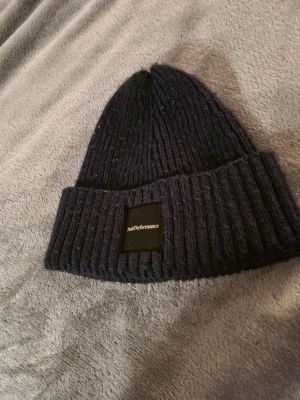 En peak performance mössa - Ganska ny mössa, använd få gånger och är i riktigt fint skick
