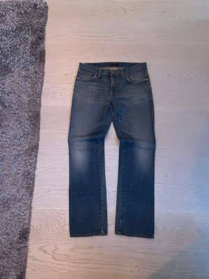 Nudie slim Jim  - Ett par snygga nudie jeans i modellen slim Jim botcut, jeansen e storlek 34|34 och har riktigt snygg wash och även slitningar, dem har en liten loje fläck vid låret men inget man ser. Pris går går självklart att diskuteras.😁