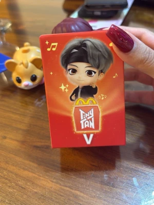 Två stycken TinyTAN  - Säljer två tiny tan, den ena är i nyskick och oöppnad, medan den andra är i brq skick. Figurstilen är inspirerad av K-pop och har en cool, ungdomlig vibe. Perfekt för samlare eller som dekoration på skrivbordet. Hamstern får ni gratis tillsammans med de två tiny tan. 