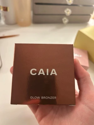 CAIA Glow Bronzer La Digue - Helt ny Glow bronzer från Caia i färgen La Digue. Säljer då jag fick fel färg i julklapp. Om du vill ha bevis på att den är ny så är det bara att fråga. Pris kan diskuteras vid snabb affär.