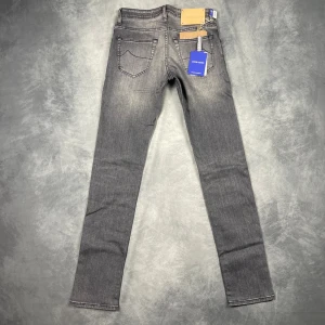 Jacob Cohën ”NICK” Jeans (BRAND NEW) - Skick: 10/10, helt nya med tags. | Ingår: Allt OG. | Nypris: +- 5500 SEK. | Mått: Midja ~ 39 cm. Ytterlängd ~ 105 cm. Innerlängd ~ 80 cm. Benöppning ~ 16 cm.