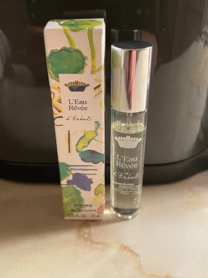 Sisley L'Eau Rêvée d'Hubert 10ml - Upptäck L'Eau Rêvée d'Hubert från Sisley i smidig 10 ml storlek. Perfekt att ta med i väskan för en fräsch känsla när du är på språng. Eau de toilette-variant med färgglad förpackning som sticker ut. Testad en gång!