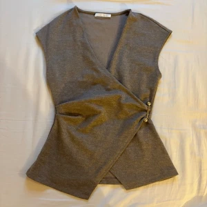 Brun omlottopp från Zara - Säljer den trendiga omlott toppen från Zara i brun! Super fin och chic, bara använd 1 gång och köpte den i somras <3