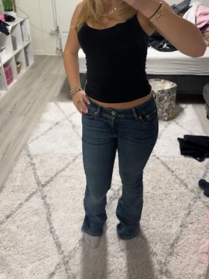 Junkyard jeans - Säljer två exakt likadana jeans i blå och svart, från junkyard som tyvärr är för stora för mig. De har väldigt snygga detaljer på fickorna, köp båda för 100 eller kontakta mig och få ett par för 70kr