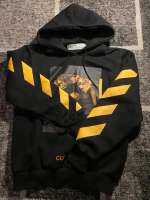Off white hoodie - En snygg offwhite hoodie med ett gammalt taveltryck på magen, tröjan är för liten för mig, de står m på den men den passar s/xs då den är lite tvättad, den har inga synliga deffekter den är lite nopprig, nypris 5000-7000 kom dm för pris och bilder osv. Mvh Axel