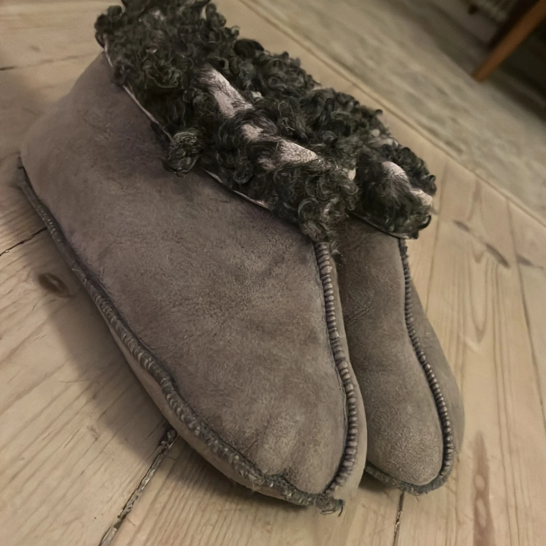 Grå mockatofflor med riktigt fårull och fårskinn  - 1