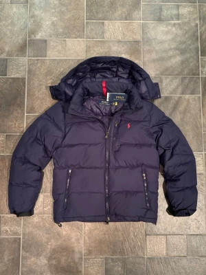 Ralph Lauren Jacka - Mörkblå Ralph Lauren Gorham🐎 Jackan är i nyskick✅ Lappar, påse osv finns kvar🔖 Kontakta mig ifall du har några frågor😁📞