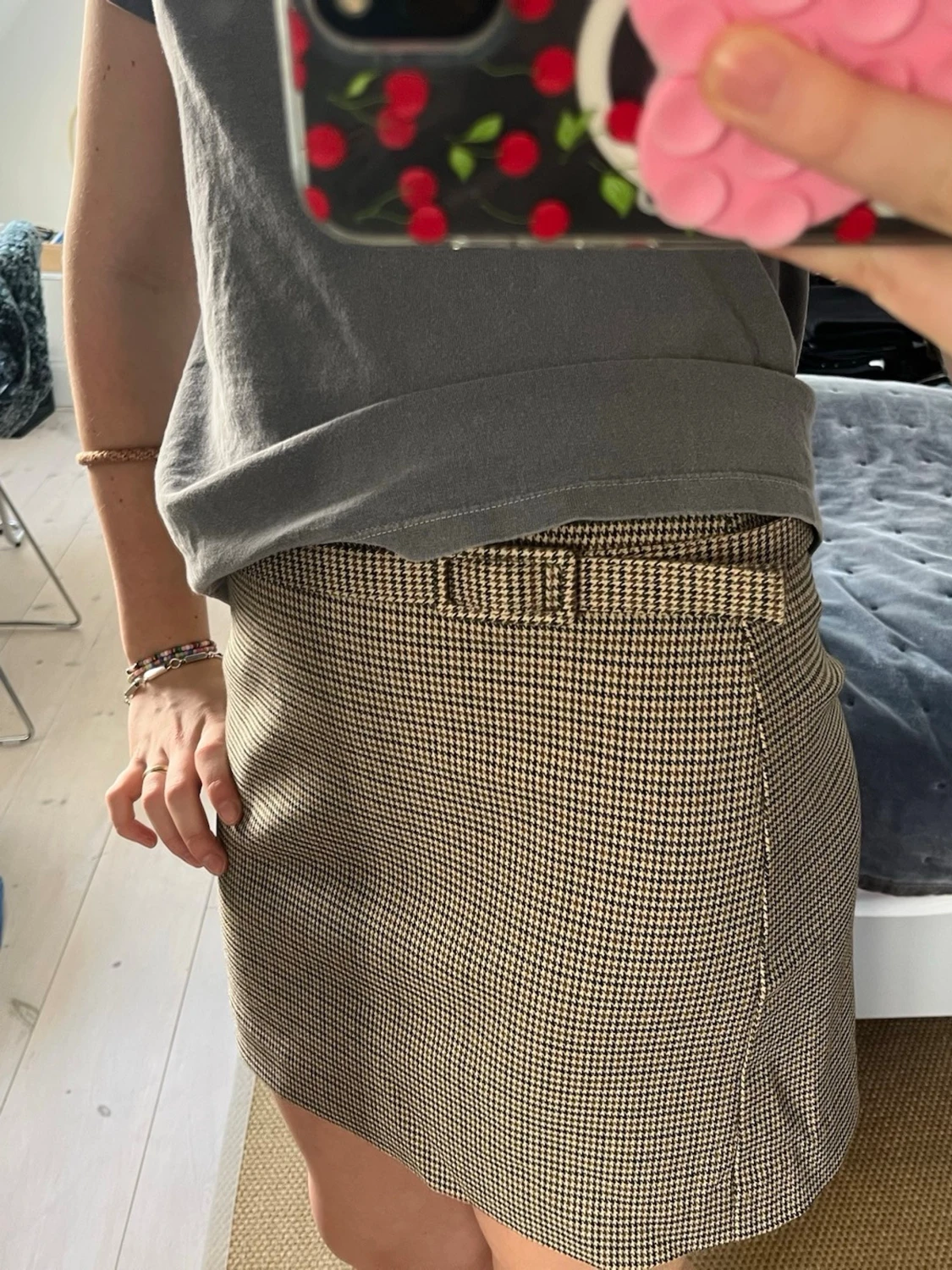 Rutig beige kortkjol med bälte - 1