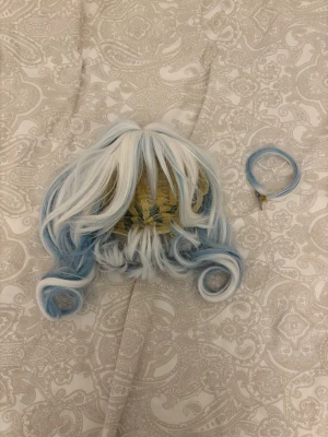 Furina wig - genshinimpact - Bilderna visar en peruk med vita och ljusblå slingor, samt en separat hårslinga. För både kvinnor/ men / they / osv