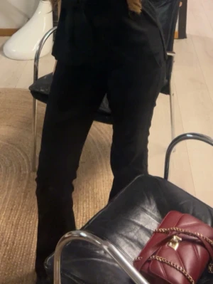 Kostymbyxor  - Kostymbyxor från Bikbok 💕Lågmidjade och lite flare/bootcut. Perfekt i längd, jag är 163cm. Säljer då de inte passar mig längre, kontakta innan köp! 💕