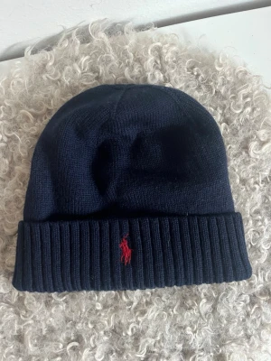Ralph Lauren mössa - Ralph Lauren mössa. Skick: 9/10, har använts någon gång men inga defekter | pris: köpt för runt 400, säljer för 50🤩🙌