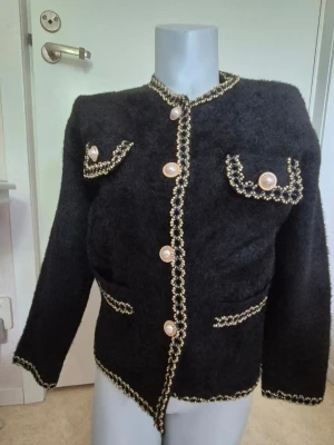 Mycket elegant svart kofta med pärlknappar - Storlek M🛍Mycket elegant svart kofta med pärlknappar