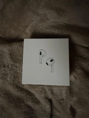 Apple AirPods (3rd generation) med MagSafe-laddningsetui - Säljer ett par Apple AirPods (3rd generation) med MagSafe-laddningsetui. Komplett med originalkartong och kvitto från Elgiganten. Hörlurarna är i mycket fint skick och fungerar perfekt. Perfekt för trådlös musik och samtal med hög ljudkvalitet.