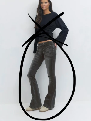 grå gina jeans - köptes i höstas. enda defekten är att byxorna är helt trasiga längst ner för att dom varit för stora och jag har gått på dom, därav priset. annars är dom i bra skick!❣️(se defekterna på bild 2 & 3)