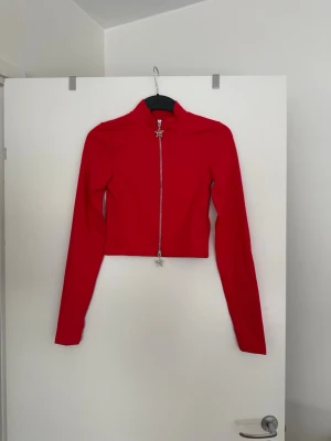 Träningsjacka röd  - Storlek XS. Aldrig använd.