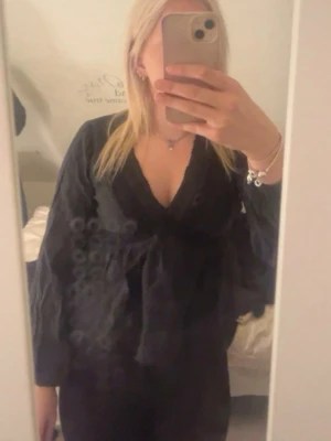 Svart blus från Nelly - Jätte gullig blus