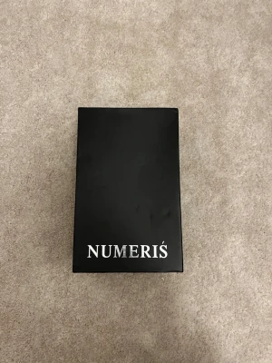 Numeris skor - Mörkblåa numeris skor med gråa mönster. Mycket fina skor, helt oanvända. Storlek 42. Pris kan diskuteras vid snabb affär.