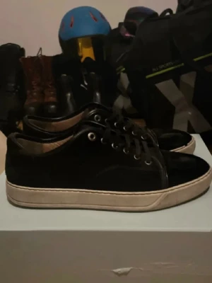 Svarta lanvins - Snygga svarta lanvins med klassisk vit platt sula och snörning. Skorna har en rund tå och är tillverkade i ett material som ser ut som skinn. Perfekta för dig som gillar enkel och stilren design. Pris kan diskuteras vid snabb affär🔥🔥