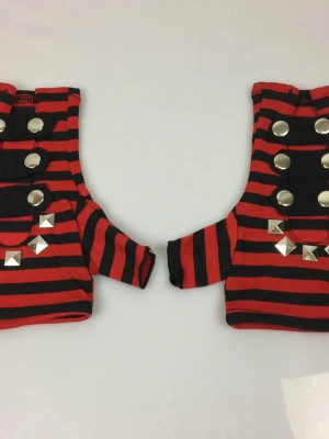 Vantar med nitar i onesize. - Helt nya vantar i storlek onesize.