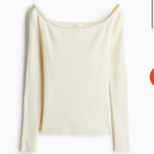 Krämvit ribbad off shoulder tröja - Så snygg ribbad off shoulder tröja med pärlor högst upp! Säljer då den tyvärr var för liten💕🩷